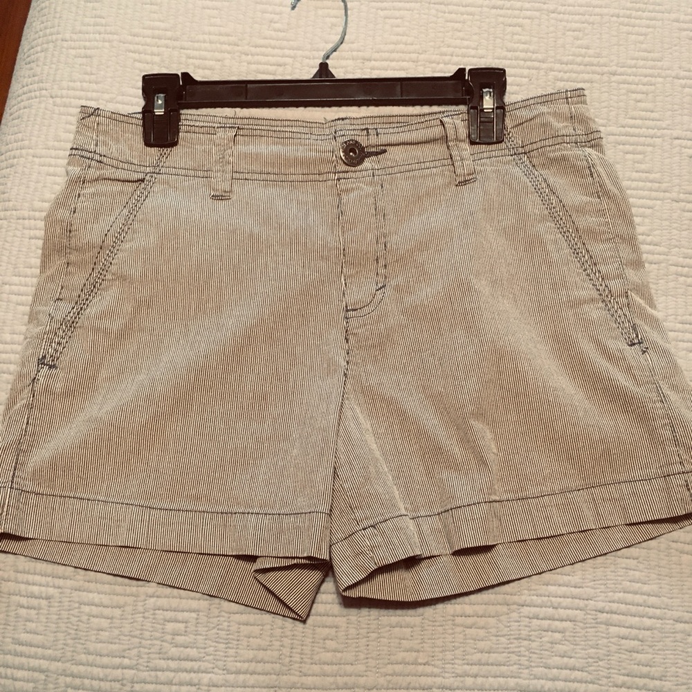 Pinstripe stretch shorts - Picture 6 of 6